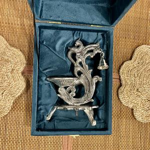 DIYA en Forma de Pavo Real Plateado con Campana Colgante - Product Image 1