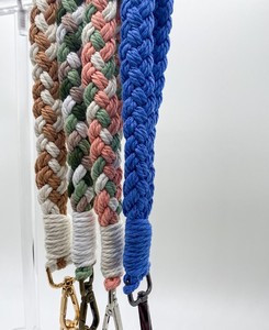 Porte-clés en macramé tressé fait main, durable et élégant, avec anneau porte-clés |   Accessoire de clé style bohème - Product Image 2