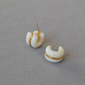 Orecchini a Cerchio in Acrilico Bianco e Nero Placcati Oro, Leggeri e alla Moda, Regalo per Lei - Product Image 2