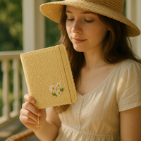 Carnet A5 en peluche douce jaune avec broderie de marguerite LABON, mignon et kawaii, avec breloque abeille, bande élastique et bordure en dentelle