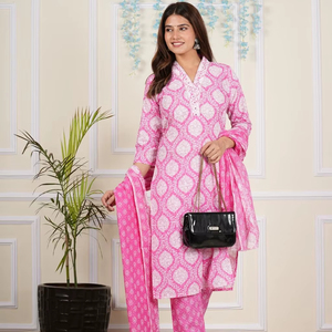 Ensemble Kurta droit en coton imprimé floral rose pour femmes avec col en V et manches 3/4, stylé avec un pantalon imprimé et un dupatta - Product Image 1