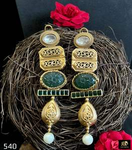 Boucles d'oreilles Jhumkas élégantes en argent plaqué, finition antique, style classique, avec perles Kundan, pour femmes, pour mariage et fêtes - Product Image 4