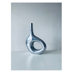 Florero de metal de estilo antiguo con diseño premium hecho a mano ideal para decoración vintage del hogar y estilo interior elegante - Product Image 5