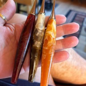 Crochets ergonomiques en résine avec logo personnalisé Vente en gros en vrac pour magasins d'artisanat - Product Image 4