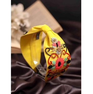 Superbe bandeau décoratif multicolore en perles et perles pour filles et femmes conçu pour un look élégant et une qualité luxueuse - Product Image 1