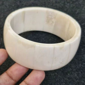 Bracelet jonc en os naturel fait main, bijoux tribaux écologiques, ethnique vintage pour femmes, vente en gros - Product Image 1