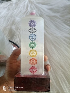 Lampe de tour en sélénite naturelle en gros avec lampes à symbole à 7 chakras Pierre de tour de haute qualité et bonne finition utilisée pour la décoration intérieure - Product Image 3