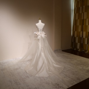 Robe <span class=keywords><strong>de</strong></span> <span class=keywords><strong>mariée</strong></span> coupe A-line transparente sans manches avec péplum en tulle à pétales <span class=keywords><strong>de</strong></span> plumes 3D, style avant-gardiste, sur mesure, vente en gros, directement <span class=keywords><strong>de</strong></span> l'usine - Product Image 4