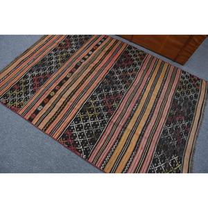 Tapis turc vintage, tapis de sol de 4,3 x 6,1 pieds, tapis kilim noir à motifs floraux - Product Image 4