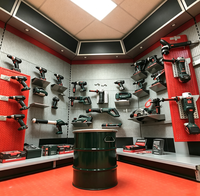 Étagère de présentation d'outils électriques en métal sur mesure pour magasin de détail, salle d'exposition de quincaillerie avec éclairage