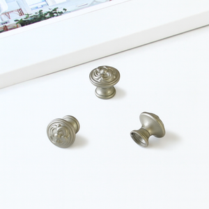 Poignée en alliage de zinc avec motif décoratif en relief, quincaillerie contemporaine pour armoires de cuisine et de salon - Durable et écologique - Product Image 3