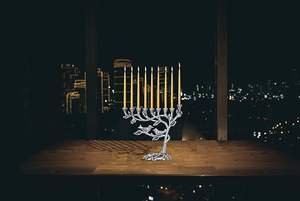 Menorah en métal design classique à 9 têtes avec bougeoir en argent brillant pour mariage de Noël et décoration intérieure - Product Image 3
