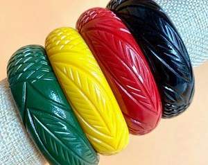 กำไลข้อมือแกะสลักแบบกว้างสีทึบเครื่องประดับวินเทจกำไลข้อมือเรซิ่นแบบกว้างไม่สม่ำเสมอสำหรับผู้หญิง - Product Image 2