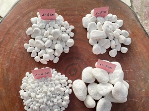 หินกรวดหินอ่อนสีขาวบดพื้นผิวหินร่วงทนทานหลากสีพร้อมใช้งานสำหรับประดับสวน - Product Image 2