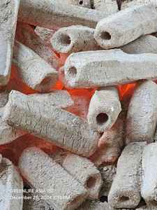 Charbon de bois en briquettes hexagonales de haute qualité CKT Vietnam SC01, fabriqué à la machine (bois dur/bois tendre), pour barbecue, combustion propre, chaleur constante - Product Image 3