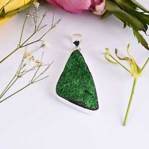 Pendentif en pierre naturelle Uvarovite, or jaune, pendentif en argent Sterling 925, bijoux faits à la main, cadeau pour elle, bijoux en gros - Product Image 5