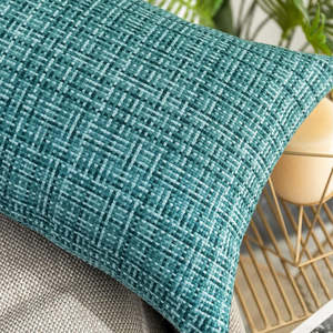 Coussin carré d'extérieur imperméable de qualité supérieure, couleurs vives disponibles en tailles 12"x20" et 18"x18", rembourré en mousse à mémoire de forme pour usage extérieur. - Product Image 2