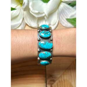 Bracelet manchette artisanal Navajo en turquoise égyptienne et argent sterling, bijou de collection culturel - Product Image 5