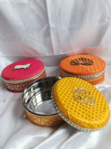 Caja de regalo Ladoo de acero inoxidable con brocado con diferentes diseños y patrones Festival Regalos a granel Mithai Favors - Product Image 3