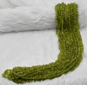 Peridoto de forma irregular natural, color verde, cuentas sin cortar, venta al por mayor a granel para la fabricación de joyas - Product Image 1