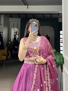 Tradition tissé Lehenga Choli en magenta Mélange parfait de culture et de couture pour les occasions de fête Séchage rapide toutes saisons - Product Image 5