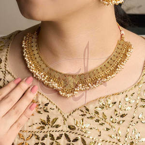 Ensemble de bijoux de couleur or, décorations perlées séduisantes, brillance et texture, magnifique et gracieux - Product Image 4