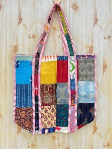 Sac fourre-tout en coton bohème fait main avec un design en patchwork matelassé, fermeture à glissière et poche intérieure - Sac de shopping élégant - Product Image 2