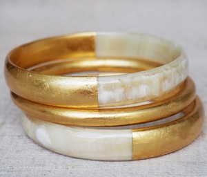 Elegantes brazaletes y pulseras de cuerno con intrincados detalles hechos a mano, ligeros, cómodos y para uso diario o festivo - Product Image 2