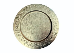 Assiette de présentation en laiton design avec centre floral en relief et bordure de vigne feuillage - Product Image 3