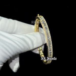 Bracelet de style bracelet pour femme de luxe en or jaune 10 carats avec diamant baguette et coupe VVS Lab Grown Diamond Channel Set Bracelets - Product Image 1
