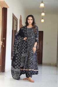 ชุดอนาร์กาลีผ้าฝ้ายพิมพ์ลายมือสีเหลืองสำหรับผู้หญิง พร้อมผ้าคลุมไหล่เนื้อนุ่ม ทรงคุर्ตาและกางเกงพาลาซโซ ทรงปกติ เหมาะสำหรับงานปาร์ตี้ - Product Image 2