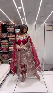 Top bordado de secuencia de tela de Georgette de imitación pesada de nuevo diseñador y emparejado con pantalón con Dupatta bordado a precio de fábrica - Product Image 6