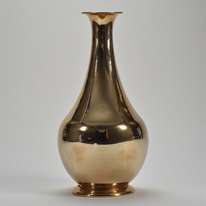 Vase décoratif en métal patiné argenté gravé à la main Artisan Artistry conçu pour les intérieurs festifs avec une décoration de luxe raffinée - Product Image 2