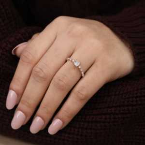 แหวนหมั้นเพชรเลี้ยงในห้องปฏิบัติการ ประดับด้วยเพชรทรงคุชชั่น - Product Image 5