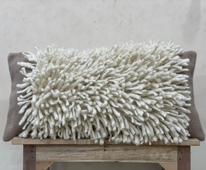 Funda de cojín de estilo marroquí de lujo hecha a mano, almohada de lana de colores étnicos y cojín de suelo con borlas para uso doméstico o hotelero - Product Image 1