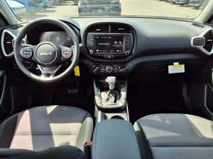 Shining Dark 2025 para Soul LX FWD Izquierda R17 SUV Usado con Techo Solar, Paquete Tecnológico, Arranque Remoto, Asientos de Tela, Navegación Automática - Product Image 2