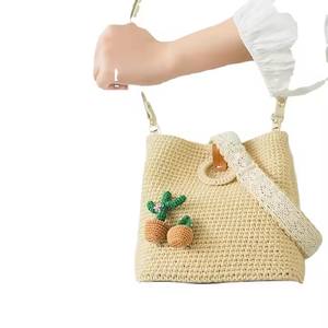 Bolso de ganchillo a la moda para niñas con diseño de punto y logotipo personalizado más vendido con cierre de botón y borlas, precios al por mayor - Product Image 1