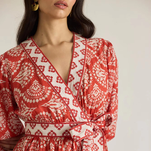 Mini robe portefeuille flatteuse avec broderie Grace sans effort conçue pour accentuer la silhouette taille naturelle teinte unie - Product Image 1