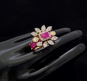 Hermoso anillo elegante con acabado Dorado de la mejor calidad a la moda para la función y la colección de ropa de boda para fiestas para mujeres y niñas - Product Image 2