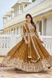 Ensemble Lehenga Choli en Georgette de renard lourd de créateur avec broderie complexe et travail de paillettes, ceinture assortie et dupatta pour les occasions de fête - Product Image 5