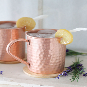 Taza clásica de cobre con acabado texturizado, ideal para servir una mula fría de Moscú. Disponible a precios mayoristas. - Product Image 3