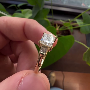 Anillo de Compromiso con Tres Diamantes Cultivados en Laboratorio, Corte Princesa (3.00ctw) - Certificado IGI - Product Image 3