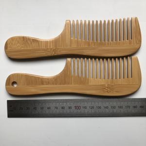 Peigne en bambou à dents larges bon marché avec poignée trouée - Product Image 5