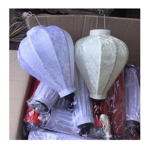 Lanterne en soie fabriquée à la main: lueur élégante et colorée pour les mariages, les festivals et la décoration intérieure, parfaite pour les besoins d'éclairage ambiant. - Product Image 2