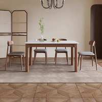 Table à manger rectangulaire en pierre frittée avec base en bois massif, style moderne et luxueux, idéale pour les petits appartements.