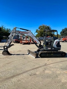 Mini-excavatrices Bobcat E60 d'occasion, poids opérationnel de 1000 tonnes, modèle 2023, godet de 8 m, moteur PLC, boîte de vitesses, poids de la machine de 6788 kg, 0-2000. - Product Image 4