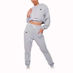 Ensemble jogging et sweat à capuche court pour femme, en molleton de coton, coupe décontractée, taille à cordon, streetwear, vêtement deux pièces, production OEM - Product Image 1