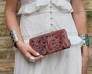 Cartera de mano y billetera bifold de cuero genuino para mujer, estilo bohemio vintage, hecha a mano, con protección RFID y cremallera, para moda occidental. - Product Image 4