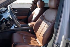 VOITURE ÉLECTRIQUE EXTREMEMENT PROPRE 2022 AU-DI E-TRON DOUBLE MOTEUR AWD TRÈS BIEN ÉQUIPÉE PRÊTE À LA LIVRAISON - Product Image 2