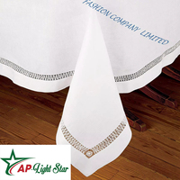 Nappe de table artisanale moderne en coton et lin, motif végétal complexe, broderie rouge personnalisable, design de luxe vietnamien, durable
